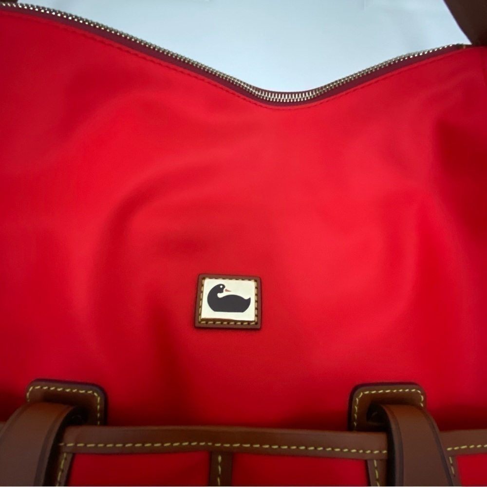 BNWT Red Dooney and Bourke Canvas Sac With Leather Shoulder Strap and Trim - Picture 3 of 11